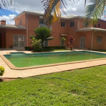 Villa F8 sécurisée à Ambohitrarahaba : Charme et tranquillité dans un quartier résidentiel paisible