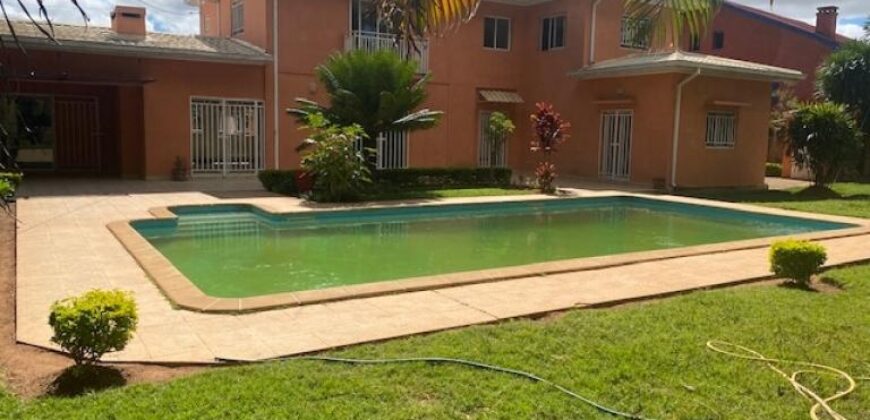 Villa F8 sécurisée à Ambohitrarahaba : Charme et tranquillité dans un quartier résidentiel paisible