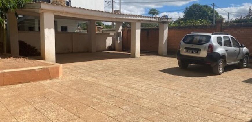 Villa F8 sécurisée à Ambohitrarahaba : Charme et tranquillité dans un quartier résidentiel paisible