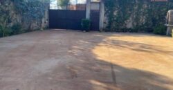 Spacieuse villa semi-meublée avec jardin et abri pour voitures à Ambohijanaka