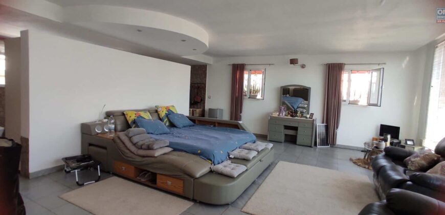 A louer une spacieuse villa F5 meublée, Tsarasaotra