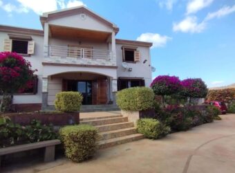 A vendre une spacieuse villa F7 à étage sur un terrain de 916 m2 à Ambohijanaka- Antananarivo