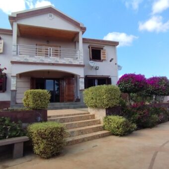 A vendre une spacieuse villa F7 à étage sur un terrain de 916 m2 à Ambohijanaka- Antananarivo