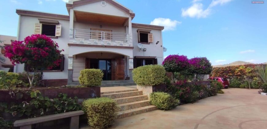 A vendre une spacieuse villa F7 à étage sur un terrain de 916 m2 à Ambohijanaka- Antananarivo