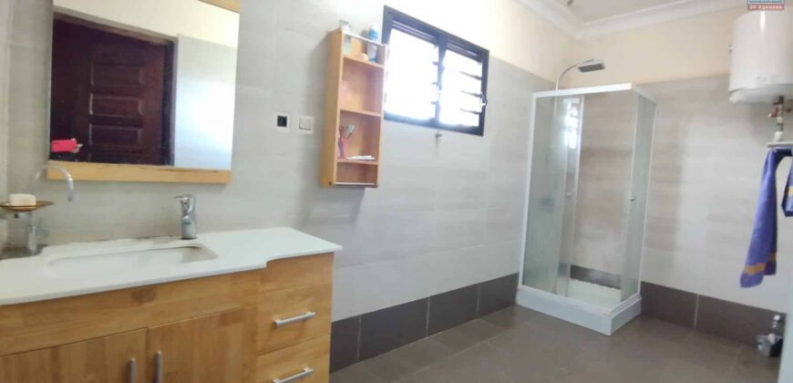 A vendre une spacieuse villa F7 à étage sur un terrain de 916 m2 à Ambohijanaka- Antananarivo