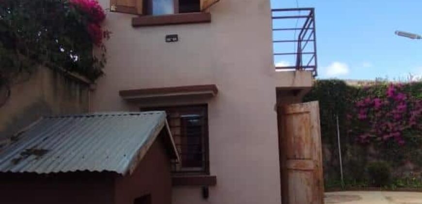 A vendre une spacieuse villa F7 à étage sur un terrain de 916 m2 à Ambohijanaka- Antananarivo