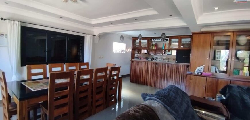 A vendre une spacieuse villa F7 à étage sur un terrain de 916 m2 à Ambohijanaka- Antananarivo
