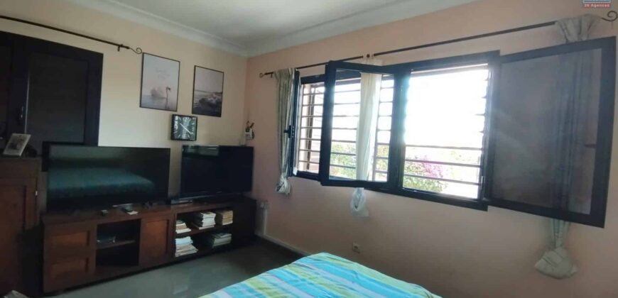 A vendre une spacieuse villa F7 à étage sur un terrain de 916 m2 à Ambohijanaka- Antananarivo
