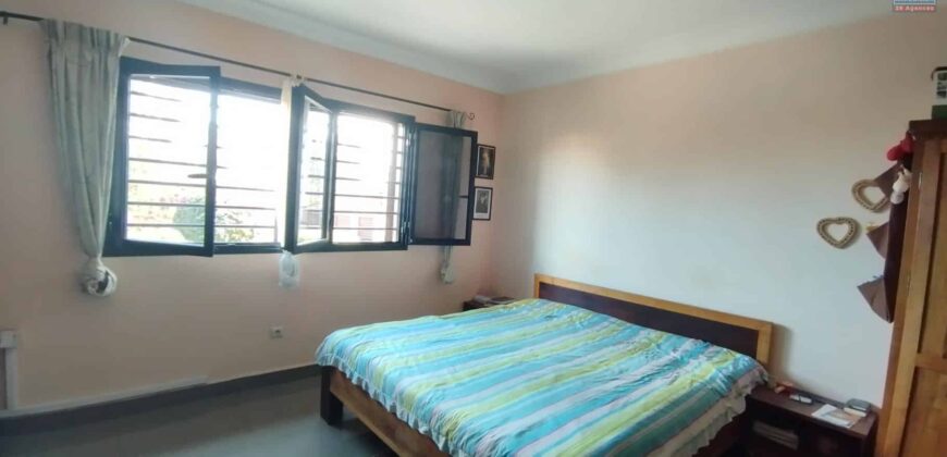A vendre une spacieuse villa F7 à étage sur un terrain de 916 m2 à Ambohijanaka- Antananarivo