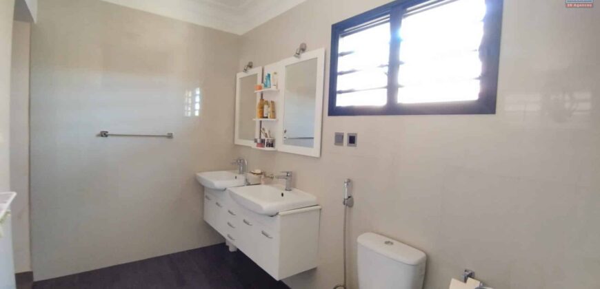 A vendre une spacieuse villa F7 à étage sur un terrain de 916 m2 à Ambohijanaka- Antananarivo