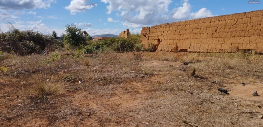 Parcelle de 750 m2 en Bordure de Route : Emplacement Paisible et Pratique à 10 min d’Ambatobe