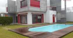 Villa F4 à Louer à Ankadimbahoaka : Style de Vie Paisible avec Jardin et Piscine