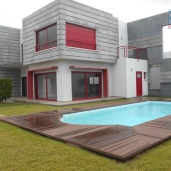 Villa F4 à Louer à Ankadimbahoaka : Style de Vie Paisible avec Jardin et Piscine