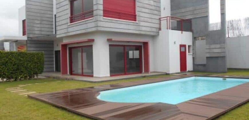 Villa F4 à Louer à Ankadimbahoaka : Style de Vie Paisible avec Jardin et Piscine