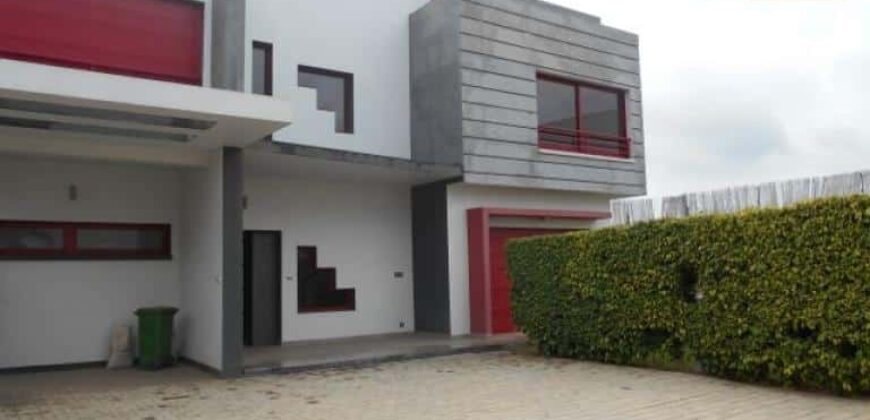 Villa F4 à Louer à Ankadimbahoaka : Style de Vie Paisible avec Jardin et Piscine