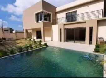Villa F5 avec piscine à louer à Mandrosoa Ivato