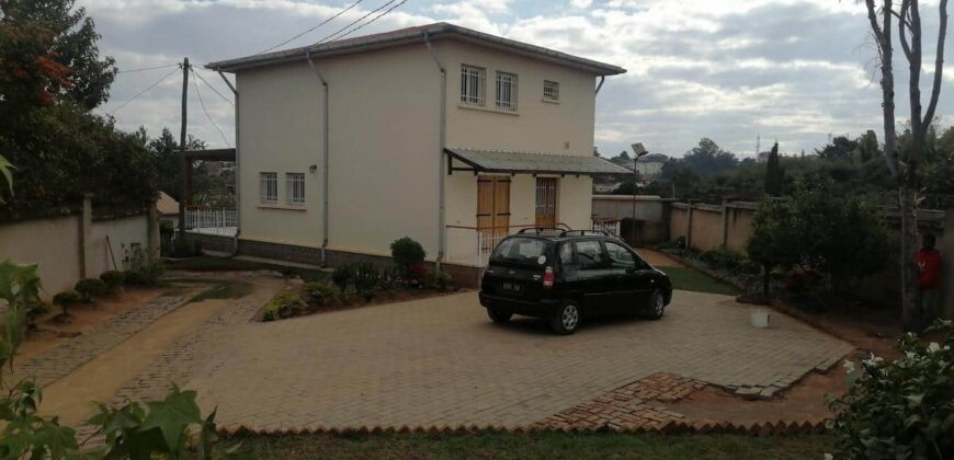 Villa à étage F4 à côté de primaire française C, Ambohibao