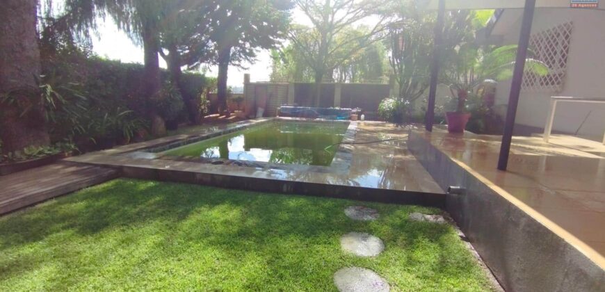 À Vendre : Ravissante villa avec Piscine sur un Terrain de 1 519 m2 à Andohanimandroseza