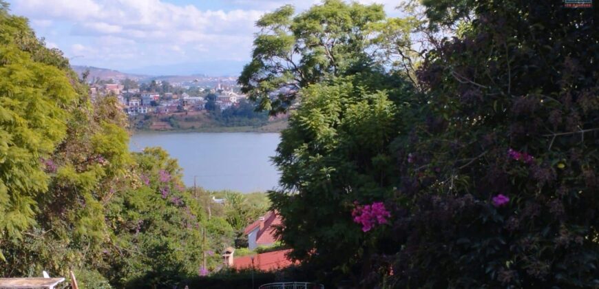 À Vendre : Ravissante villa avec Piscine sur un Terrain de 1 519 m2 à Andohanimandroseza