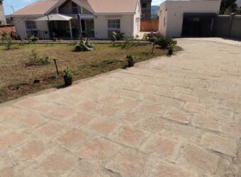 A louer une villa T5 meublée et équipée située dans un quartier en plein essor à Ambatolampy Tsimahafotsy