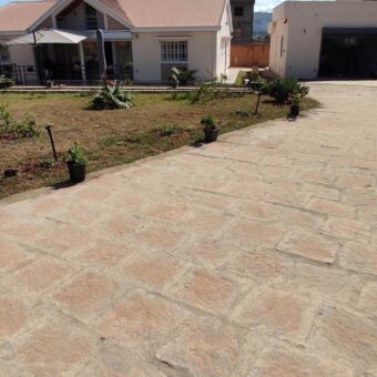 A louer une villa T5 meublée et équipée située dans un quartier en plein essor à Ambatolampy Tsimahafotsy