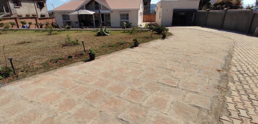 A louer une villa T5 meublée et équipée située dans un quartier en plein essor à Ambatolampy Tsimahafotsy