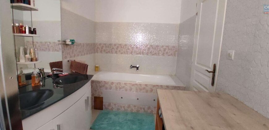 A louer une villa T5 meublée et équipée située dans un quartier en plein essor à Ambatolampy Tsimahafotsy