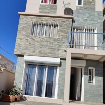 À Vendre charmante villa duplex F3 meublée dans quartier résidentiel sécurisé à Ambohitrarahaba