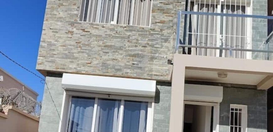 À Vendre charmante villa duplex F3 meublée dans quartier résidentiel sécurisé à Ambohitrarahaba