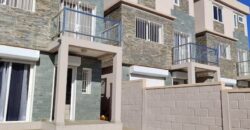 À Vendre charmante villa duplex F3 meublée dans quartier résidentiel sécurisé à Ambohitrarahaba