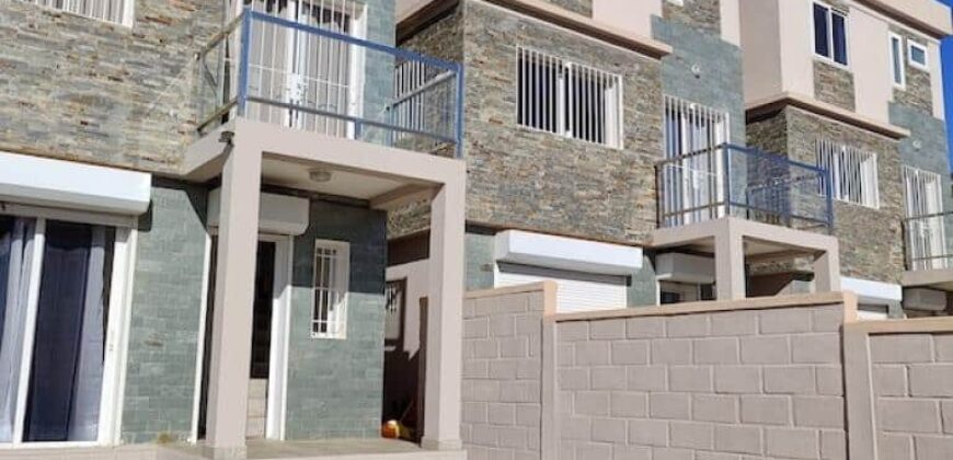 À Vendre charmante villa duplex F3 meublée dans quartier résidentiel sécurisé à Ambohitrarahaba