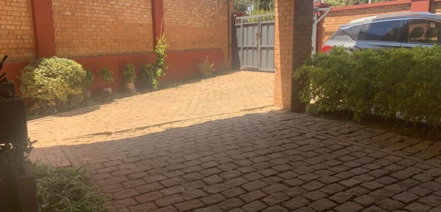 En location villa F8 à Ambatobe : Confort et Proximité du Lycée Français