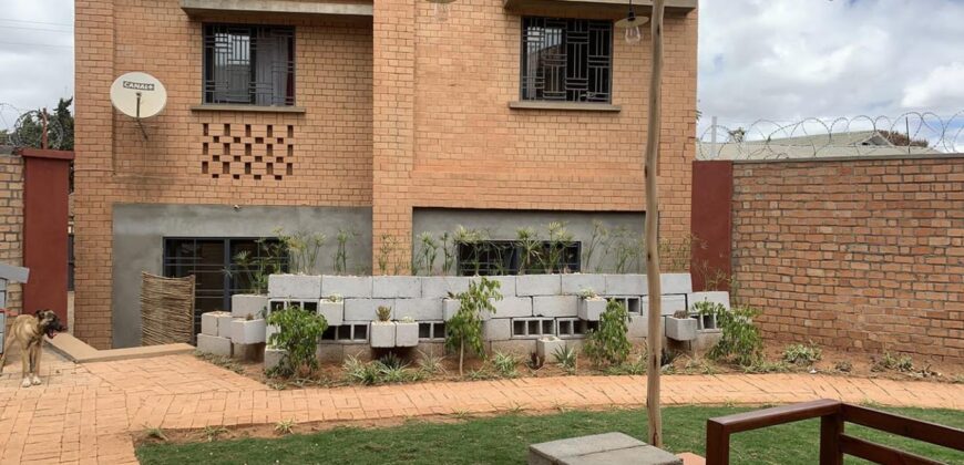 En location villa F8 à Ambatobe : Confort et Proximité du Lycée Français