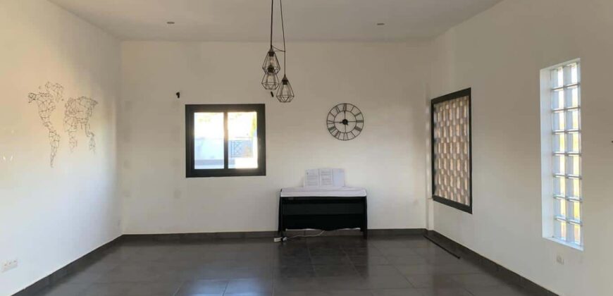 En location villa F8 à Ambatobe : Confort et Proximité du Lycée Français
