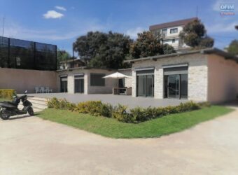 A louer villa de standing F4 située dans une résidence sécurisée en bord de lac à Ambohibao
