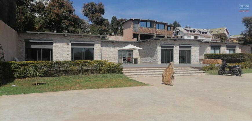 A louer villa de standing F4 située dans une résidence sécurisée en bord de lac à Ambohibao