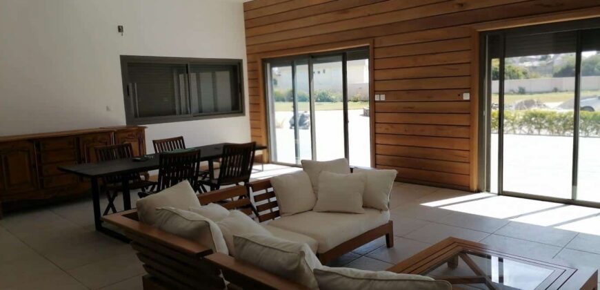 A louer villa de standing F4 située dans une résidence sécurisée en bord de lac à Ambohibao