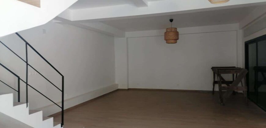 A louer un appartement de standing T5 en duplex situé dans un endroit calme et sécurisé à Ambohibao