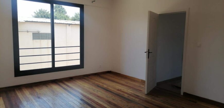 A louer un appartement de standing T5 en duplex situé dans un endroit calme et sécurisé à Ambohibao