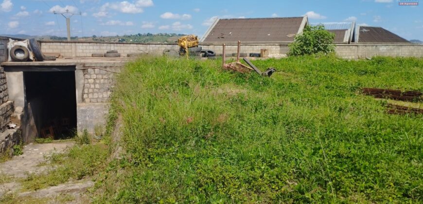 Vente terrain clôturé avec entrepôt à Ambolokandrina