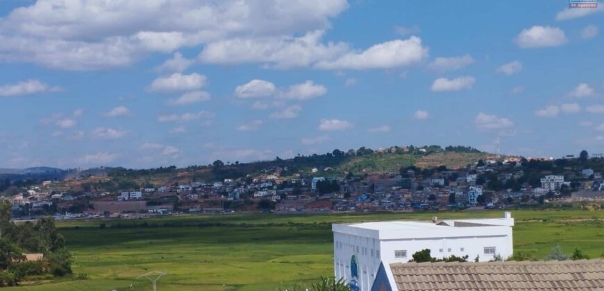 Vente terrain clôturé avec entrepôt à Ambolokandrina