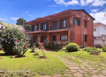 Grande propriété de 1386M2 avec une villa R+1 de F7, maison F3, Talatamaty
