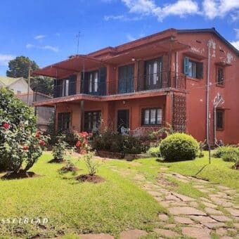 Grande propriété de 1386M2 avec une villa R+1 de F7, maison F3, Talatamaty