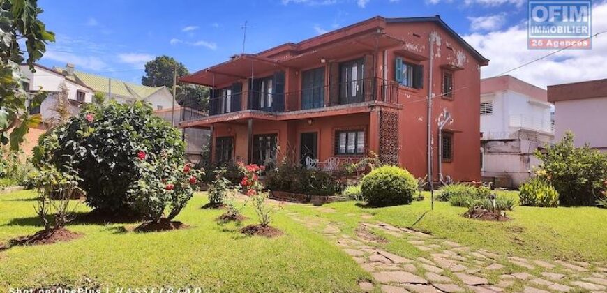 Grande propriété de 1386M2 avec une villa R+1 de F7, maison F3, Talatamaty