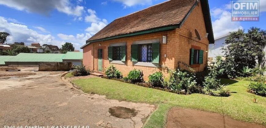 Grande propriété de 1386M2 avec une villa R+1 de F7, maison F3, Talatamaty