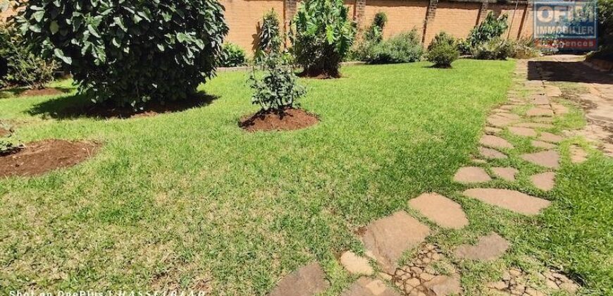 Grande propriété de 1386M2 avec une villa R+1 de F7, maison F3, Talatamaty