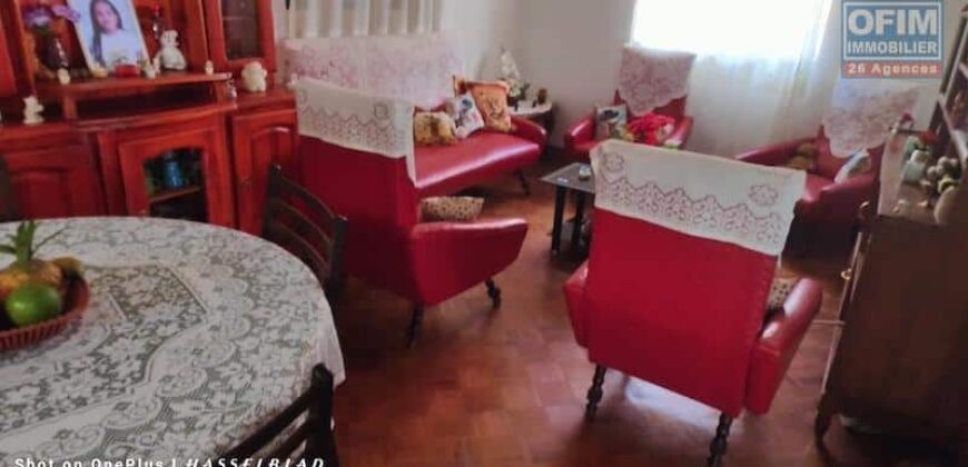 Grande propriété de 1386M2 avec une villa R+1 de F7, maison F3, Talatamaty