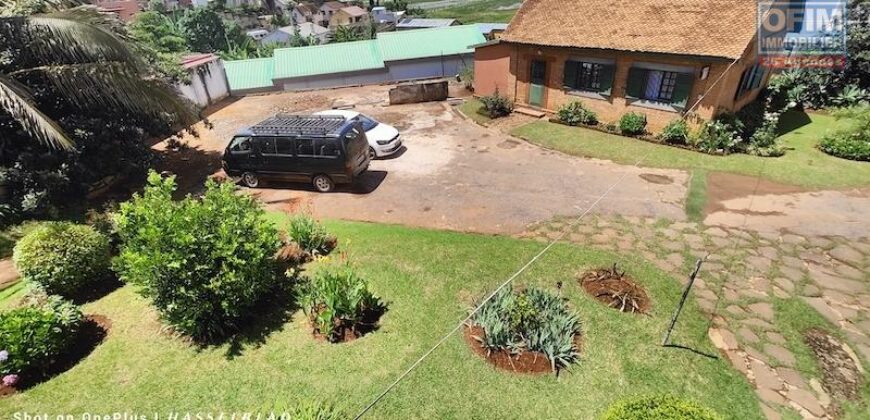 Grande propriété de 1386M2 avec une villa R+1 de F7, maison F3, Talatamaty