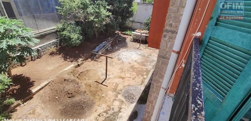 Grande propriété de 1386M2 avec une villa R+1 de F7, maison F3, Talatamaty