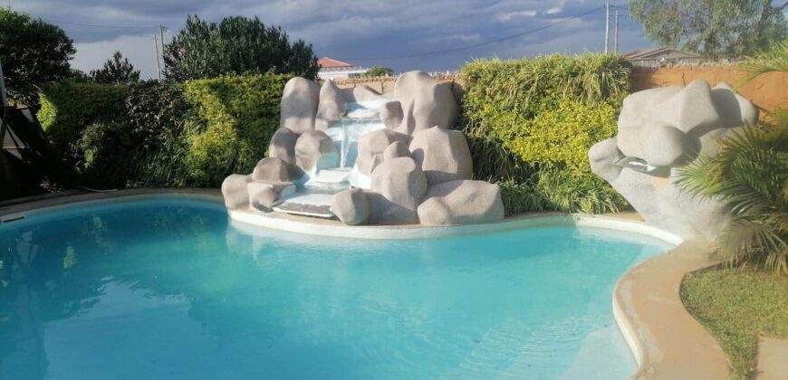 Villa avec piscine de haut standing F5 de style maison traditionnelle, Ambatolampy Tsimahafotsy